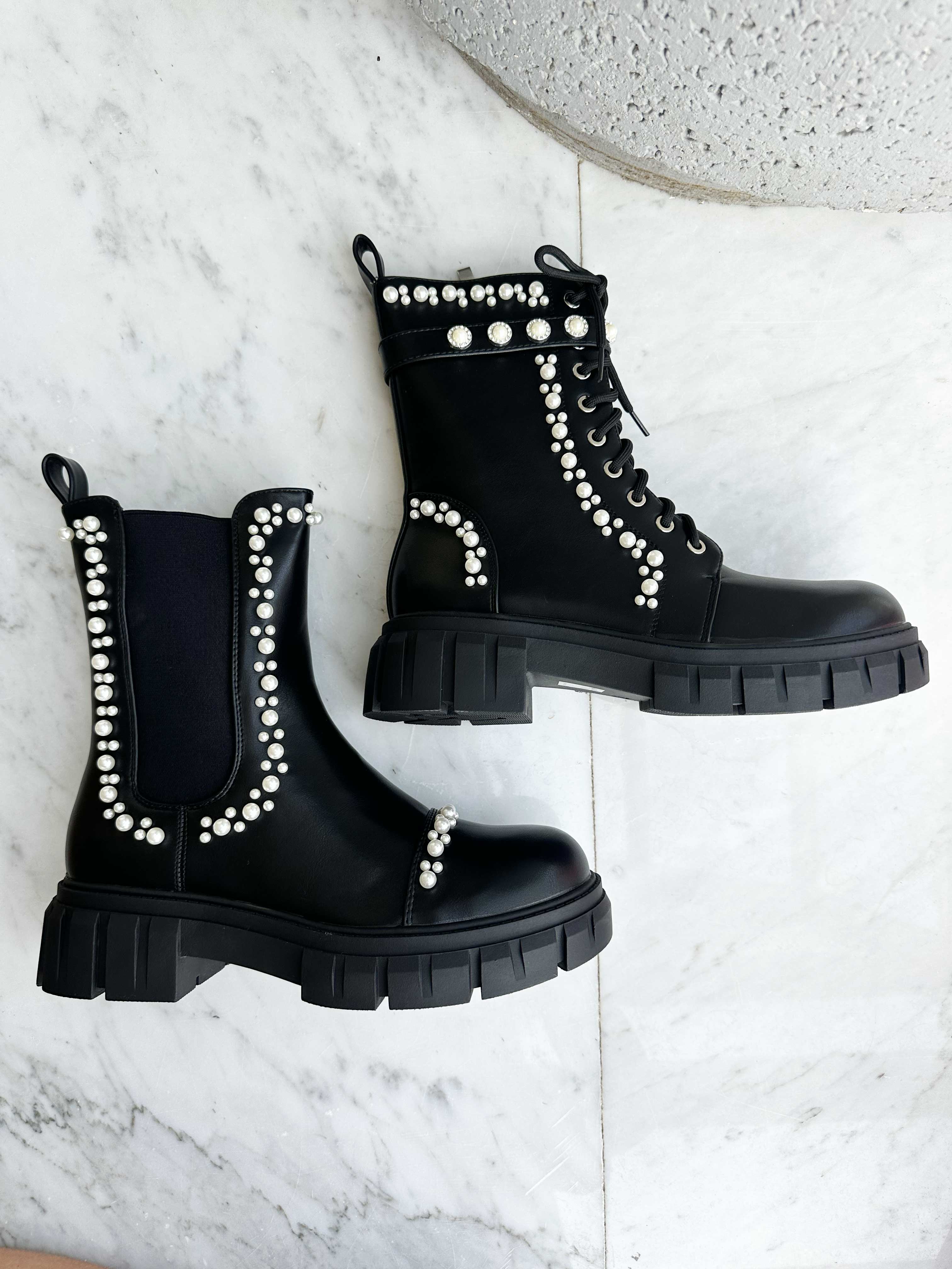 Flavia - Svarta stövlar med pärlor